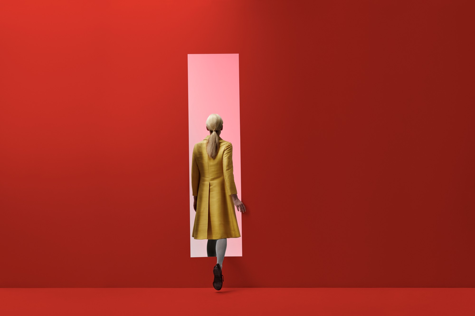 Femme de dos qui traverse une porte d'entrée